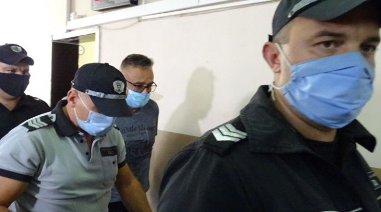 Каплата с обвинение за закана за убийство, остава заключен
