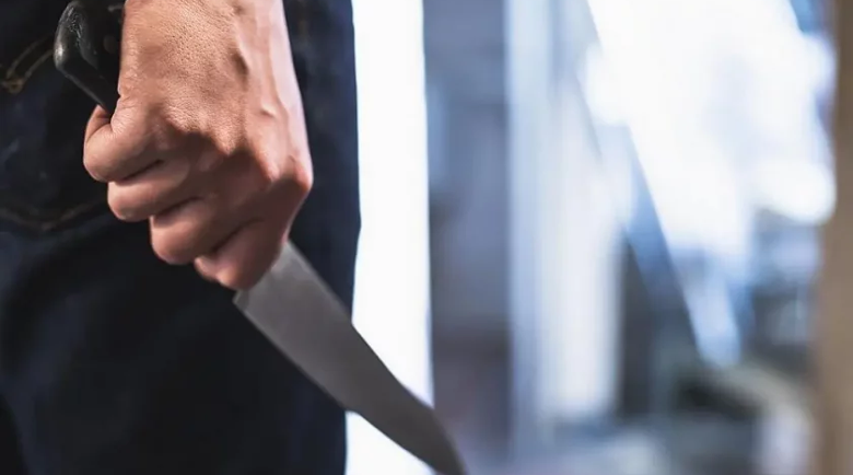 Бандюга отиде да се подпише за пробация, заплаши служителка с нож