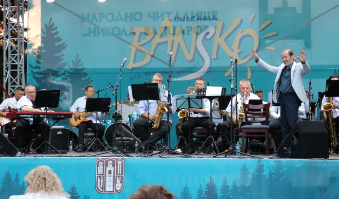 Али и Биг бенд-Благоевград изпълниха Банско с латино звук