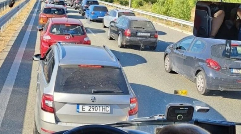 Километрично задръстване на АМ „Струма“ се заформи в посока Гърция